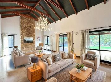 Casa · 327m² · 8 Ambientes · 2 Cocheras · Importante Casa en Aldea en Venta 5 Dorm. E Imponente Parque Añoso