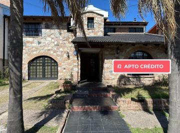 Casa · 249m² · 8 Ambientes · 2 Cocheras · Venta de Casa en Urca. 4 Dorm.. Dependencia de Servicio. Pileta. Apto Crédito.