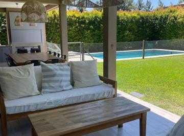 Casa · 232m² · 4 Ambientes · Verano 2027! Muy Linda Casa en Alquiler Enero 27 - Barrio La Damasia