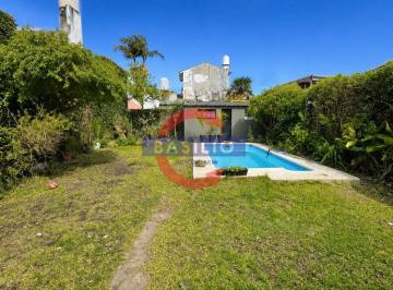 Casa · 74m² · 3 Ambientes · 1 Cochera · Venta | Casa en Lote Propio con Jardín, Pileta y Quincho – Juramento Al 400
