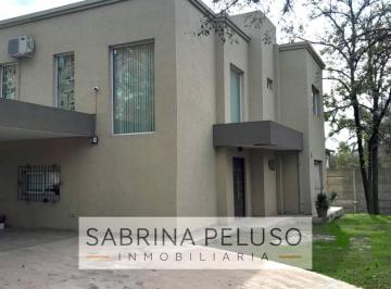 Casa · 210m² · 5 Ambientes · 5 Cocheras · Casa Minimalista de Dos Plantas - 5 Ambientes en Venta - Paso del Rey