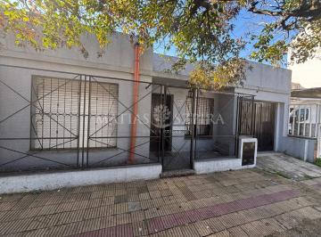 Casa · 109m² · 4 Ambientes · 1 Cochera · Casa en Venta 4 Ambiente, Moron - Apto Credito