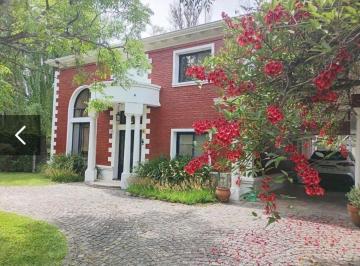 Casa · 217m² · 5 Ambientes · 6 Cocheras · Casa en Venta en Campos de Alvarez
