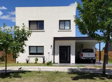Casa · 207m² · 4 Ambientes · 2 Cocheras · Casa - San Eduardo