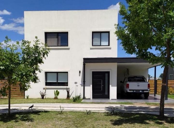 Casa · 207m² · 4 Ambientes · 2 Cocheras