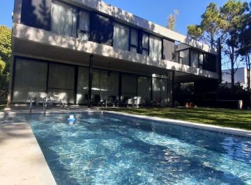 Casa · 320m² · 8 Ambientes · 2 Cocheras · Venta Casa de Categoría Cinco Dorm. con Pileta en Barrio Privado Puerto Paraíso