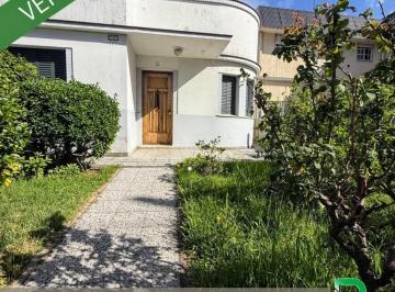 Casa en Venta de 4 ambientes Quilmes · Vende Casa 3 Dorm. a Reciclar con Terreno Libre. Importante Lote, Muy Buena Ubicación.