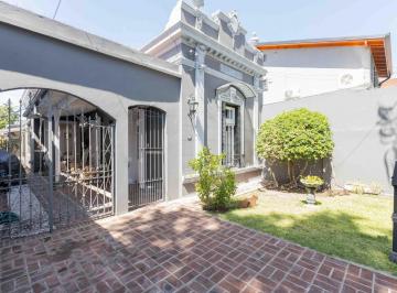 Casa · 117m² · 5 Ambientes · 1 Cochera · Residencia de Estilo Francés con Fachada Imponente – Banfield Este