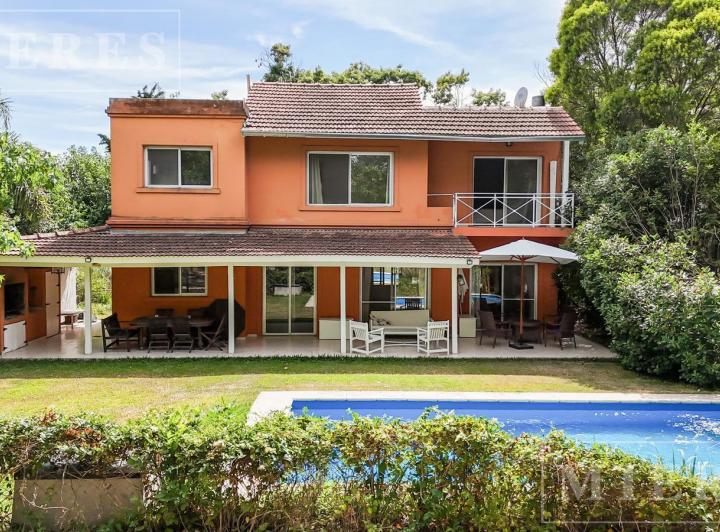 Casa · 175m² · 6 Ambientes · 2 Cocheras