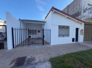Casa · 100m² · 3 Ambientes · 1 Cochera · Casa en Alquiler Tres Ambientes en Villa Luzuriaga
