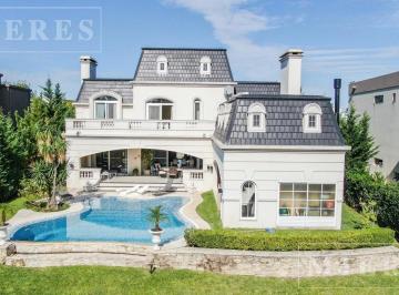 Casa · 533m² · 7 Ambientes · 2 Cocheras · Casa de Estilo Francés Al Río en Venta en El Yacht, Nordelta.