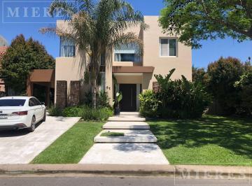 Casa · 295m² · 6 Ambientes · 2 Cocheras · Casa en Venta a La Laguna en Los Lagos, Nordelta