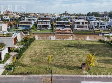 Terreno · 903m² · Lote en Venta Al Rio en El Yacht, Nordelta.