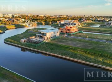 Terreno · 927m² · Lote en Venta con Orientación Noroeste en El Barrio El Yacht, Nordelta