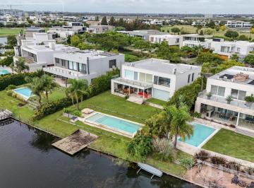 Casa · 371m² · 6 Ambientes · 2 Cocheras · Casa de Estilo Moderno con Lote Al Lago Central en El Barrio El Golf, Nordelta