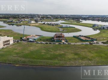 Terreno · 1220m² · Lote en Venta a La Laguna en Los Puentes. Nordelta.