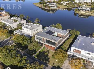 Casa · 466m² · 7 Ambientes · 4 Cocheras · Casa en Venta en El Golf con Lote Al Agua, Nordelta