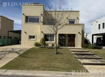 Casa · 198m² · 4 Ambientes · 2 Cocheras · Casa en Araucarias