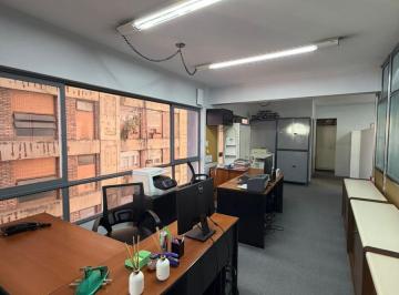Oficina comercial · 102m² · 1 Ambiente · 1 Cochera · Hermosa y Amplia Oficina con Cochera Sobre Av Rivadavia Al 1300