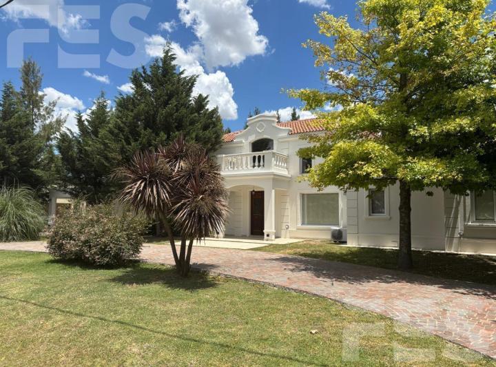 Casa · 280m² · 5 Ambientes · 4 Cocheras