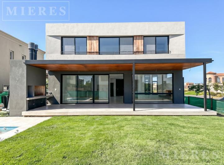 Casa · 254m² · 6 Ambientes · 2 Cocheras