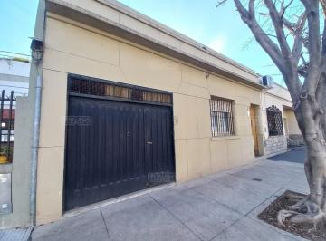 Casa · 153m² · 5 Ambientes · 1 Cochera · Casa Chalet en Venta en Parque Chas, Capital Federal, Buenos Aires