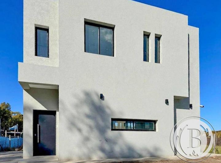 Casa · 195m² · 5 Ambientes · 2 Cocheras