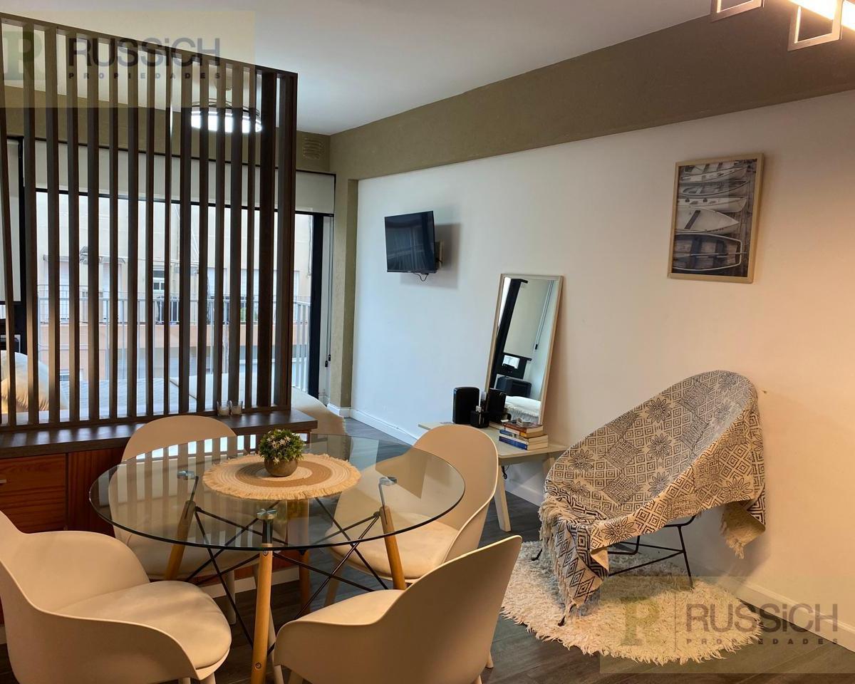 Departamento de 1 ambiente al frente con balcon saliente