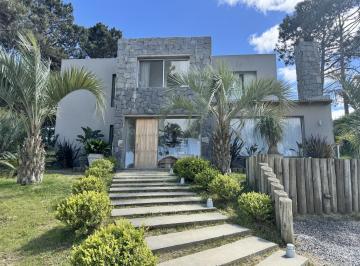 Casa · 10m² · 5 Ambientes · 2 Cocheras · Casa en Pinar del Faro, José Ignacio – 3 Suites con Piscina Climatizada y Entorno de Bosque