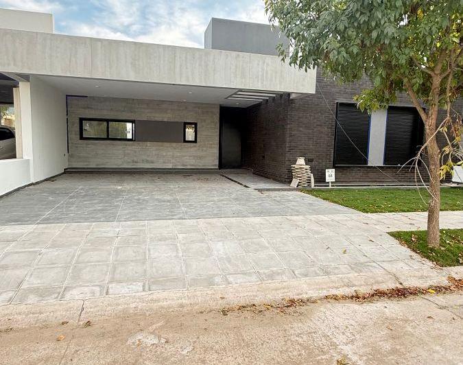 Casa · 230m² · 5 Ambientes · 2 Cocheras