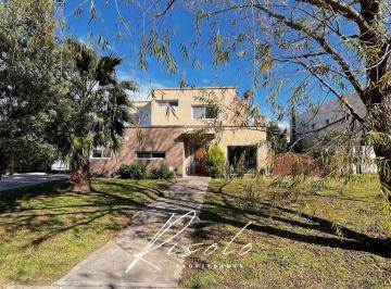 Casa · 182m² · 5 Ambientes · 4 Cocheras · Casa en Venta, Pileta, 3 Dorm., Pileta, Jacuzzi. Lote Interno, Barrio Cerrado, Escobar