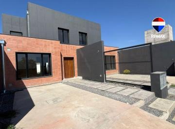 Casa · 88m² · 3 Ambientes · 1 Cochera · Casa Duplex a Estrenar en Venta Via Aurelia 2 Dorm