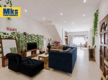Casa · 172m² · 4 Ambientes · 1 Cochera · Casa en Venta en Barracas. 3 Dorm.. Quincho y Patio Para Disfrutar en Familia.