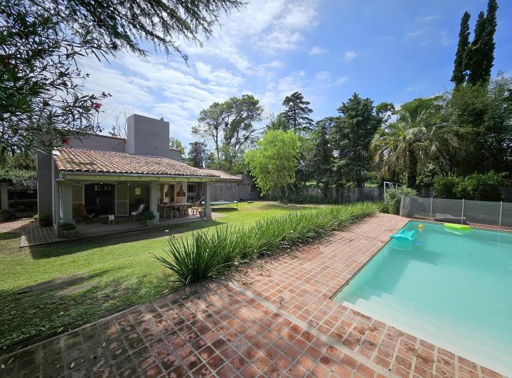 Casa · 380m² · 10 Ambientes · 4 Cocheras