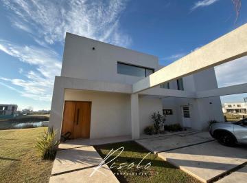 Casa · 155m² · 5 Ambientes · 2 Cocheras · Casa en Venta. Parrilla. Pileta. 3 Dorm.. Barrio Cerrado. Escobar
