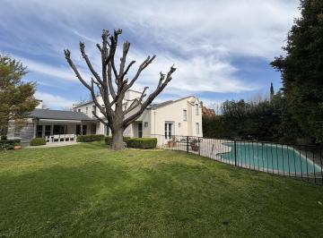 Casa · 360m² · 7 Ambientes · 1 Cochera · Alquiler Verano 2027 - Enero y Febrero - Amplia Casa con Muy Lindo Jardin en La Horqueta - 7 Ambient