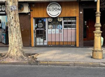 Casa · 54m² · Alquiler. Local Comercial Sobre Av Montes de Oca. con Sotano. Barracas.