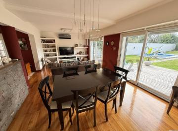 Casa · 214m² · 3 Ambientes · 1 Cochera · Venta Casa 3 a 6 Ambientes en Burzaco