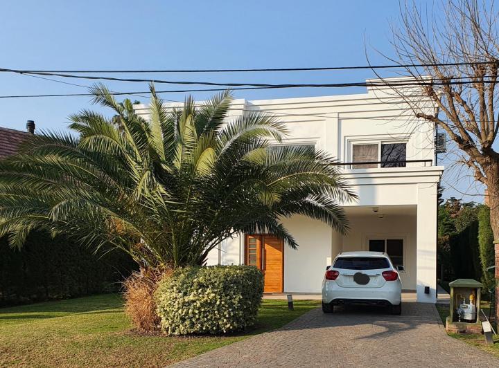 Casa · 240m² · 5 Ambientes · 1 Cochera