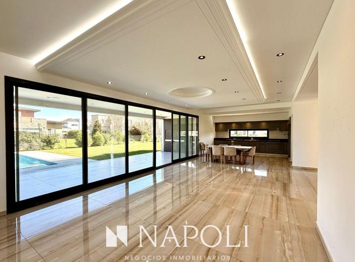 Casa · 200m² · 6 Ambientes · 2 Cocheras