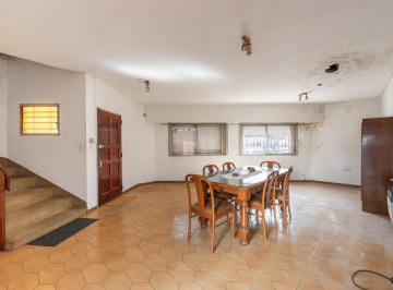 Casa · 138m² · 4 Ambientes · 2 Cocheras · Oportunidad! Casa 2 Plantas con Jardin y Garaje - a Reciclar - en Parque Patricios.
