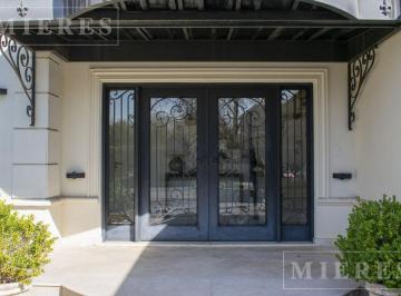 Casa · 434m² · 8 Ambientes · Elegante Casa en Venta Estilo Frances en La Lomada
