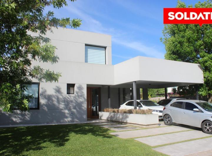 Casa · 260m² · 5 Ambientes · 2 Cocheras