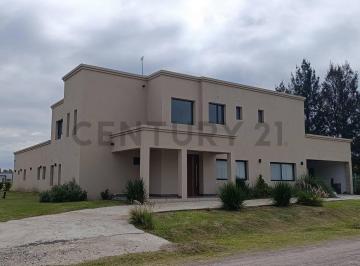 Casa · 342m² · 5 Ambientes · 2 Cocheras · Casa en Venta 5 Ambientes en Barrio Cerrado Las Clandrias Campana