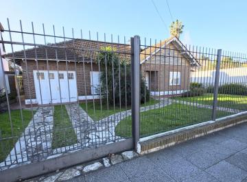 Casa · 138m² · 5 Ambientes · 4 Cocheras · Casa en Venta, Construida Sobre Dos Lotes. Turdera. Lomas de Zamora