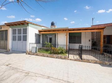Casa · 155m² · 6 Ambientes · 1 Cochera · Casa de 4 Habitaciones en Barrio Alimentacion