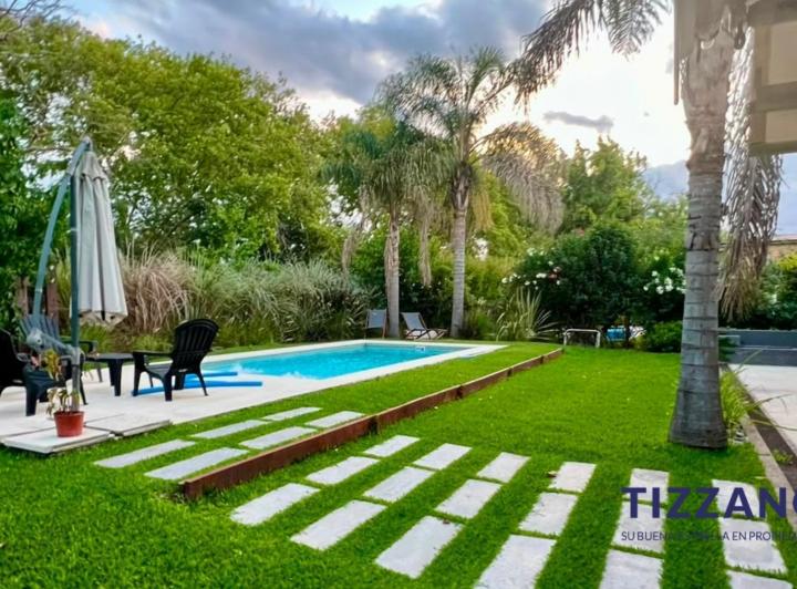 Casa · 240m² · 5 Ambientes · 5 Cocheras