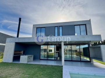 Casa · 277m² · 6 Ambientes · 2 Cocheras · Casa a Estrenar en Venta en La Calesa, Pilará con Pileta