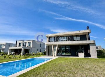Casa · 245m² · 5 Ambientes · 2 Cocheras · Casa a Estrenar en Venta en La Calesa, Pilara con Pileta y Jardín Interno