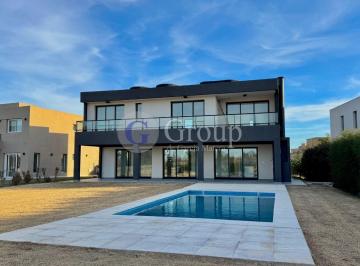 Casa · 310m² · 5 Ambientes · 1 Cochera · Casa a Estrenar con Vista Al Golf en Venta en El Trébol, Haras Santa Maria, Escobar